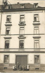 Wohnung oben links: Mutter und Schwester von Georg Friedrich Raab, Lahnstraße 42 Frankfurt a. M.