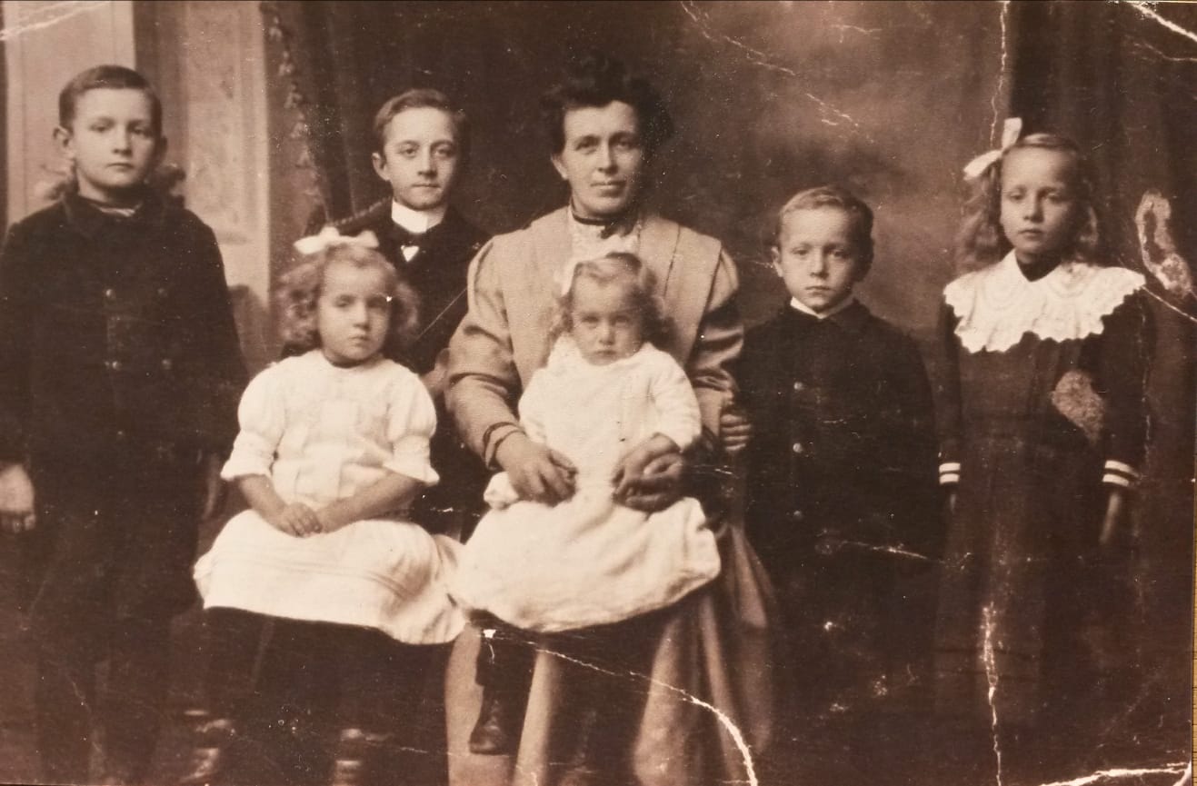Margarethe Bouillon als Kind auf dem Schoß ihrer Großmutter (Mitte). Aufnahme: privat